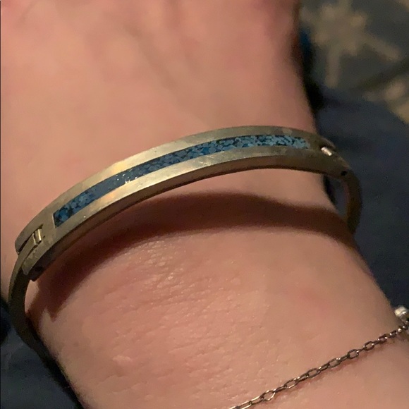 Silver and turquoise chip bangle bracelet - Picture 1 of 1